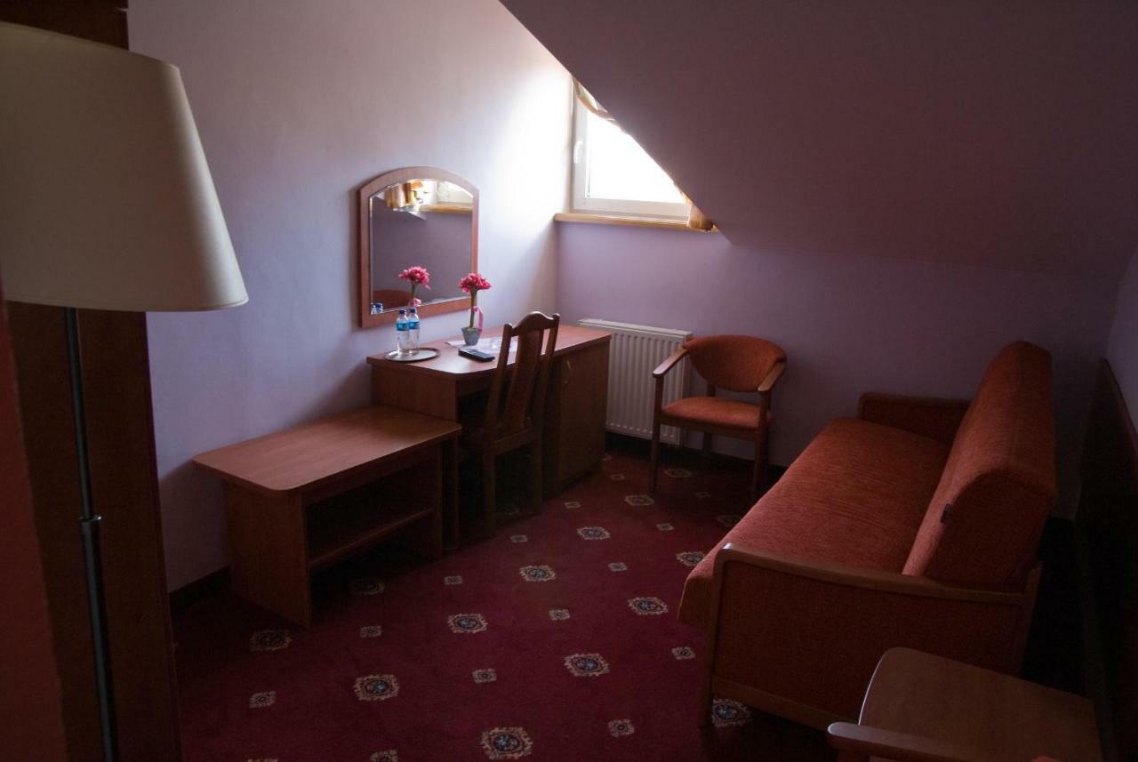 Dwor Dluzniewo Bed & Breakfast Екстериор снимка