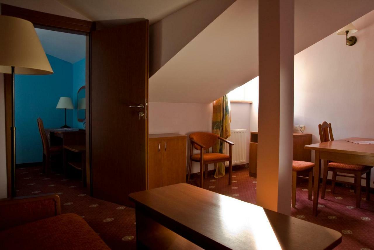 Dwor Dluzniewo Bed & Breakfast Екстериор снимка