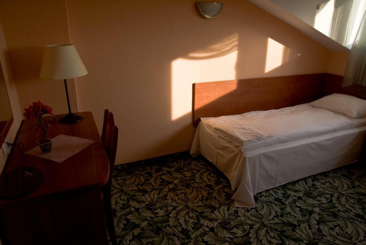 Dwor Dluzniewo Bed & Breakfast Екстериор снимка