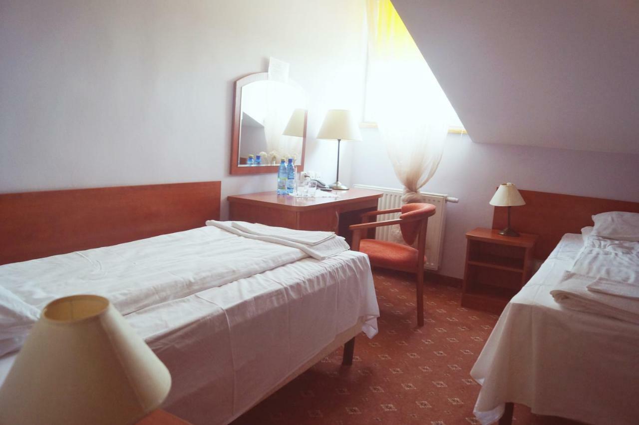 Dwor Dluzniewo Bed & Breakfast Екстериор снимка